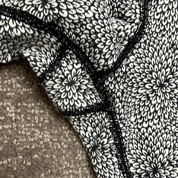 Lululemon Black and White Floral Design Leggings Size 8 - Picture 5 of 8